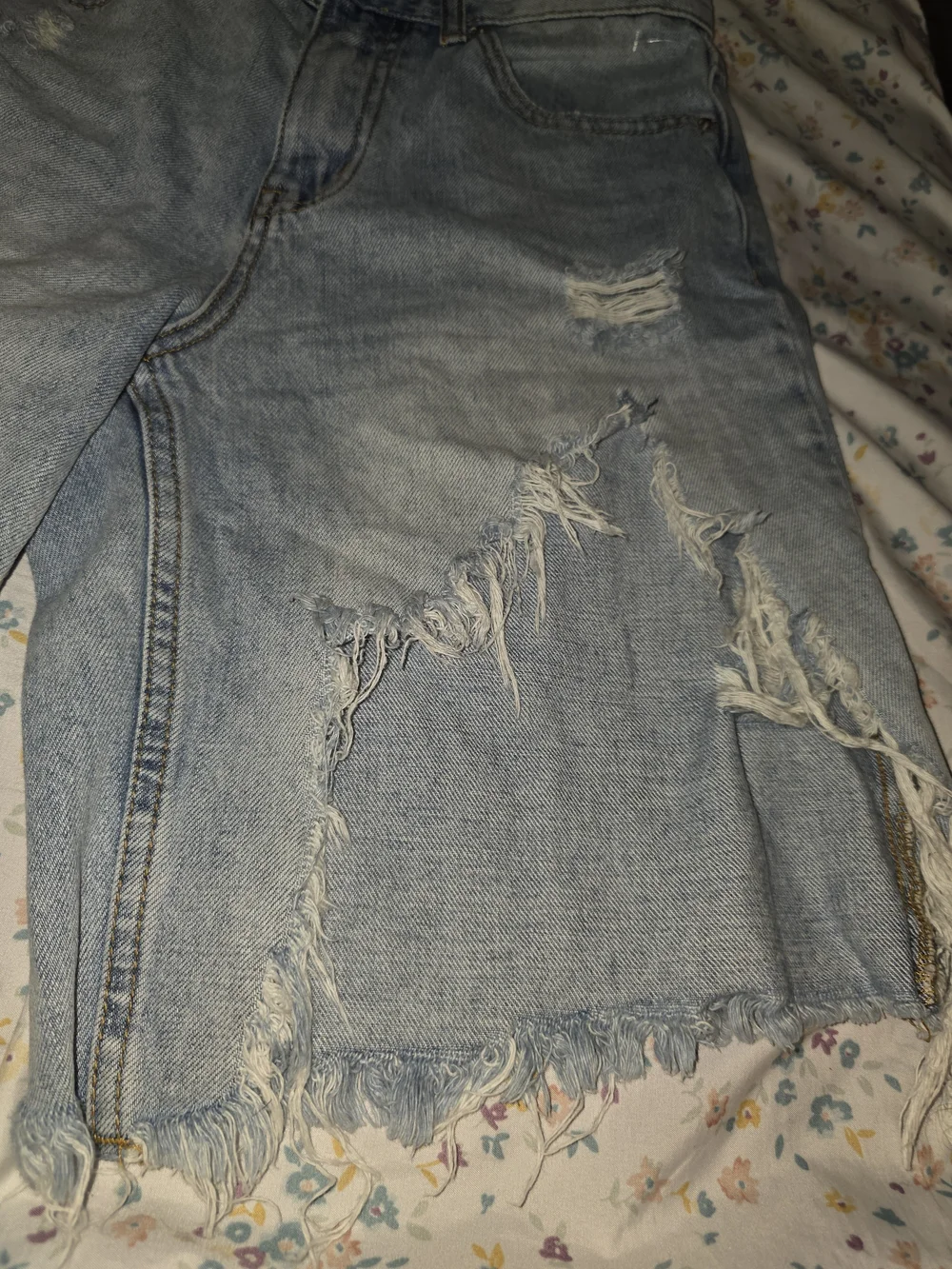 Women's BDG distressed baggy bermuda shorts size 25